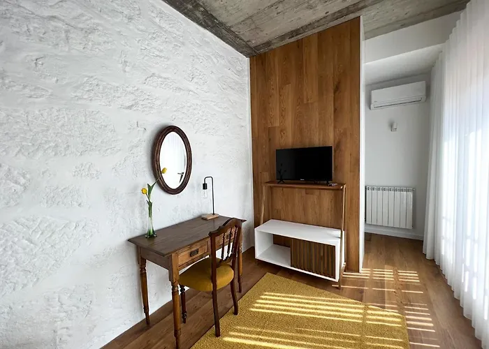 Quinta De Chousas - - *